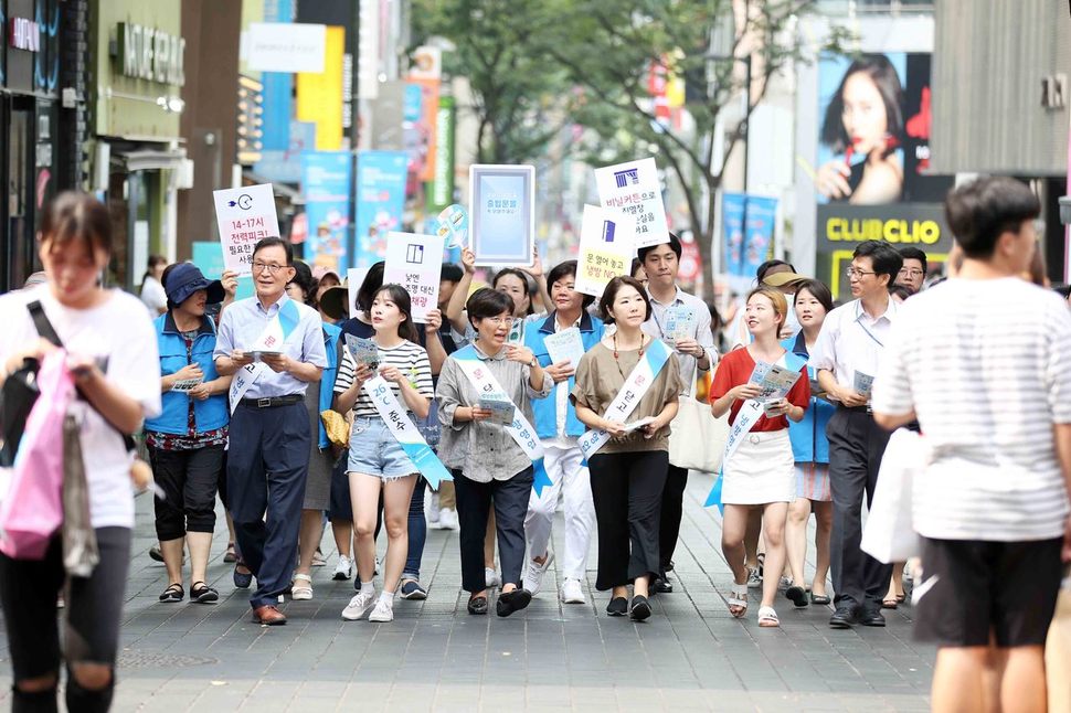 ‘냉방기는 문 닫고 틀기’ 26일 서울 명동에서 한국에너지공단과 서울YWCA가 ‘착한 에너지 지킴이’로 위촉된 시민·대학생들과 함께 ‘에너지절약 착한가게 캠페인’을 하고 있다.