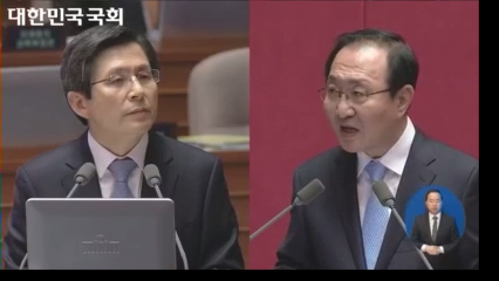 2016년 11월11일 국회에서 열린 긴급현안질의에서 황교안 당시 국무총리에게 질의하고 있는 노회찬 정의당 의원. 국회 영상회의록시스템 갈무리