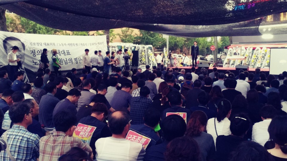 26일 밤7시 창원서 열린 추모문화제에는 고 노회찬 의원을 그리워하는 시민들의 한숨이 가득했다.