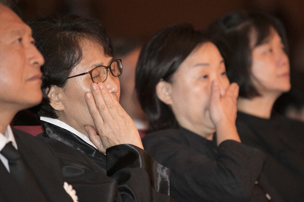 고 노회찬 의원 추모제가 26일 저녁 서울 서대문구 연세대학교 대강당에서 열려 배우자인 김지선씨(왼쪽부터)와 정의당의 심상정 의원, 이정미 대표가 참석하고 있다. 김성광 기자 flysg2@hani.co.kr