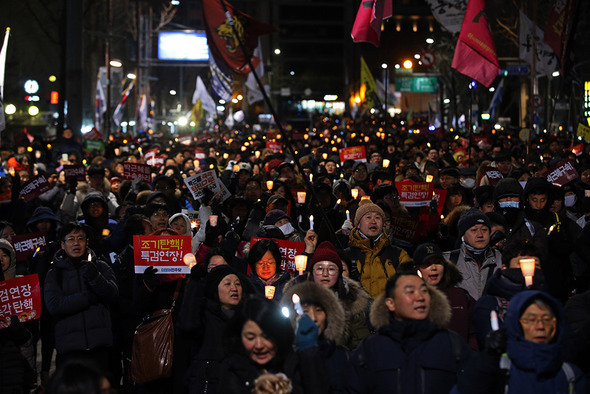 2017년 2월11일 서울 광화문광장에서 박근혜 대통령 탄핵을 외치며 촛불을 들고 걸어가는 시민들. 김태형 기자 xogud555@hani.co.kr