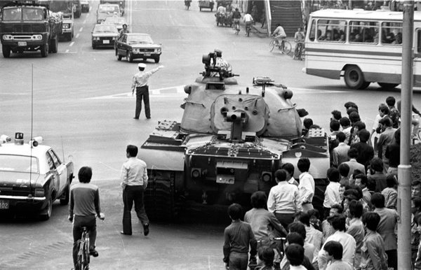 1979년 부마항쟁 당시 부산시청 앞 계엄군의 모습. 부산민주항쟁기념사업회 제공