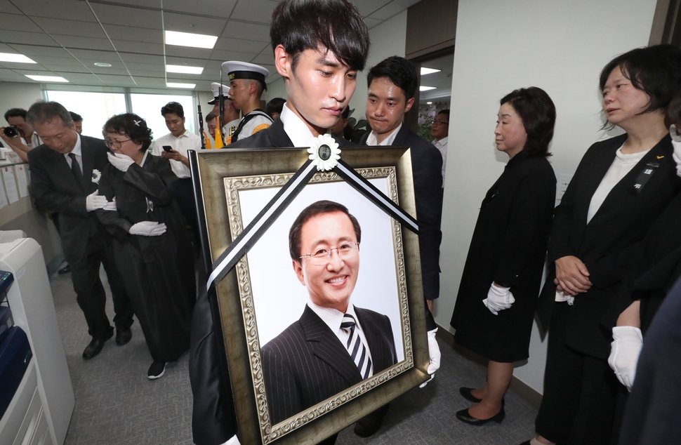 고 노회찬 정의당 의원 영결식이 27일 오전 국회에서 열린 가운데 고인이 사용했던 의원회관 사무실을 노 의원 영정이 둘러보고 있다. 공동취재사진