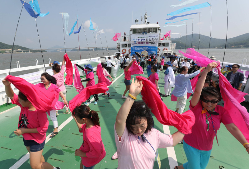 교동 월성포로 이동하는 평화의 배에서 평화어머니회가 '여성의 힘으로 평화를 여는 춤'을 함께 추고 있다. 강화/신소영 기자