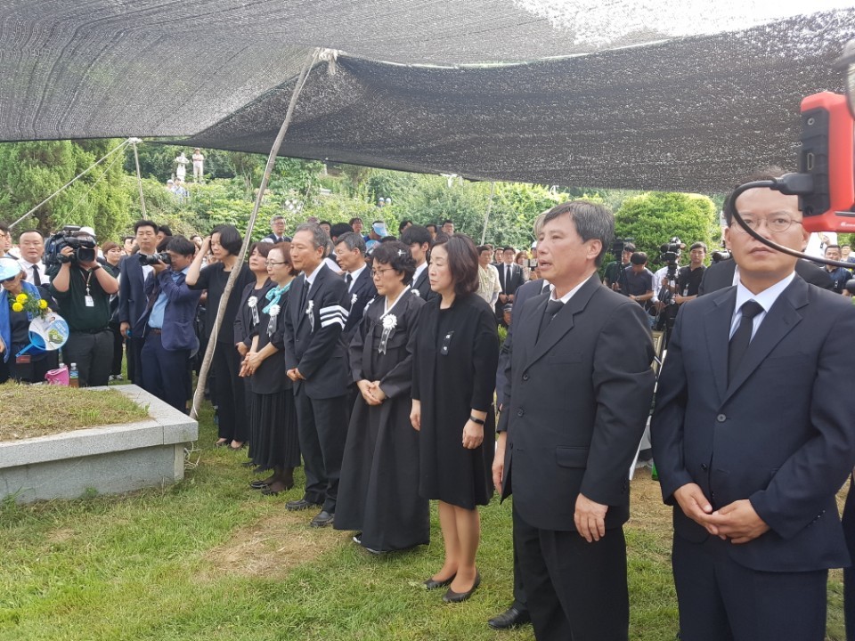 안장식이 끝나고 유족들이 시민들에게 감사의 인사들 하고 있다.