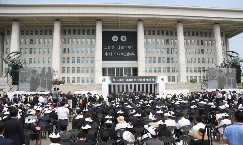 “꿈이었으면…” 마지막 가는 길마다 시민들 눈물로 배웅