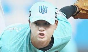 kt 김민, 역대 7번째 고졸 신인 데뷔전 선발승