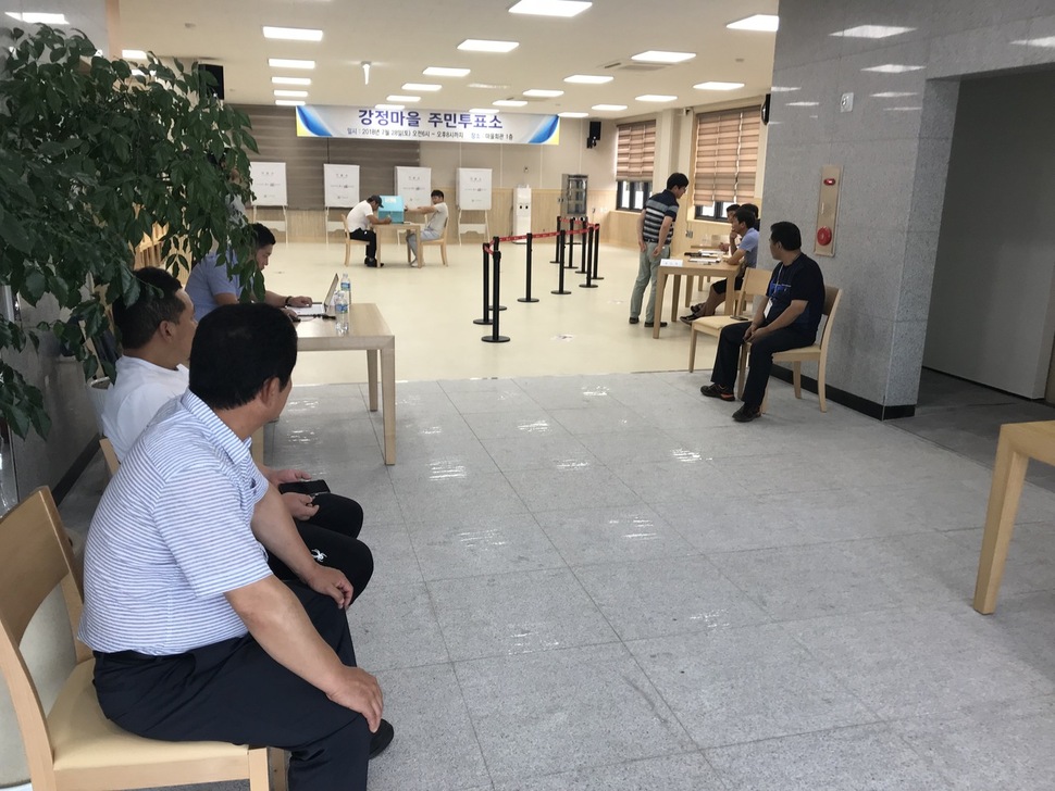 강정마을회가 해군이 오는 10월 열 국제관함식의 제주개최 수용여부를 주민들에게 묻는 주민투표를 실시하고 있다. 허호준 기자