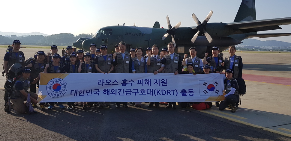 29일 성남 서울공항에서 라오스 댐 사고 피해지역 구호활동을 지원하기 위해 꾸려진 해외긴급구호대가 출발 전 기념사진 촬영을 하고 있다. 외교부 제공