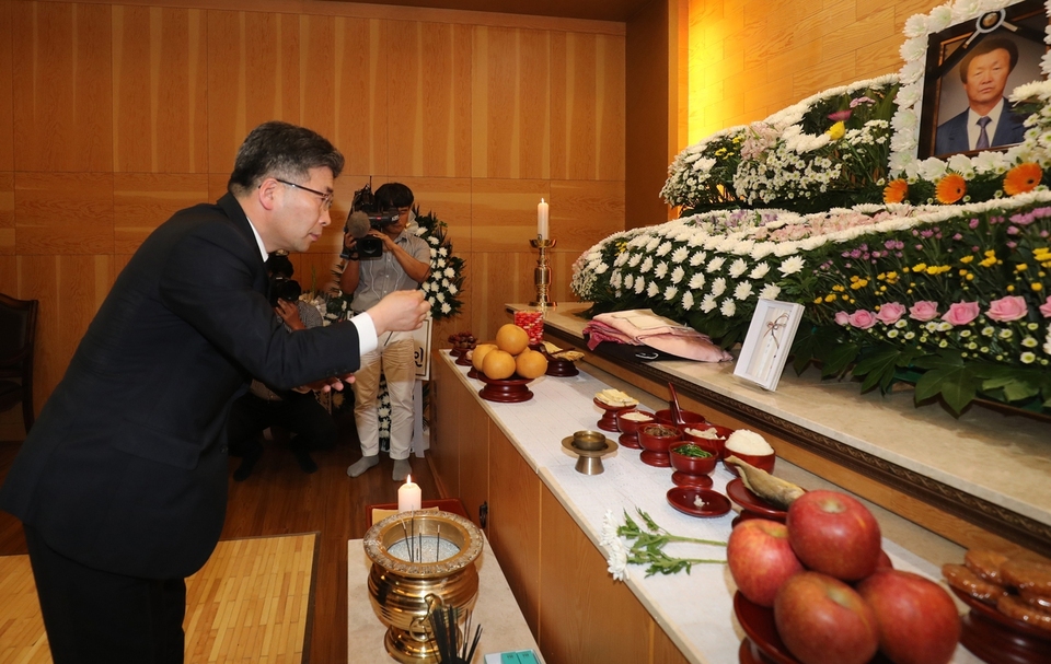 28일 오후 부산 부산진구 시민장례식장에 마련된 박종철 열사의 아버지 박정기씨의 빈소. 민갑룡 경찰청장이 조문하고 있다. 박종철 열사는 1987년 경찰의 물고문으로 숨졌다. 연합뉴스