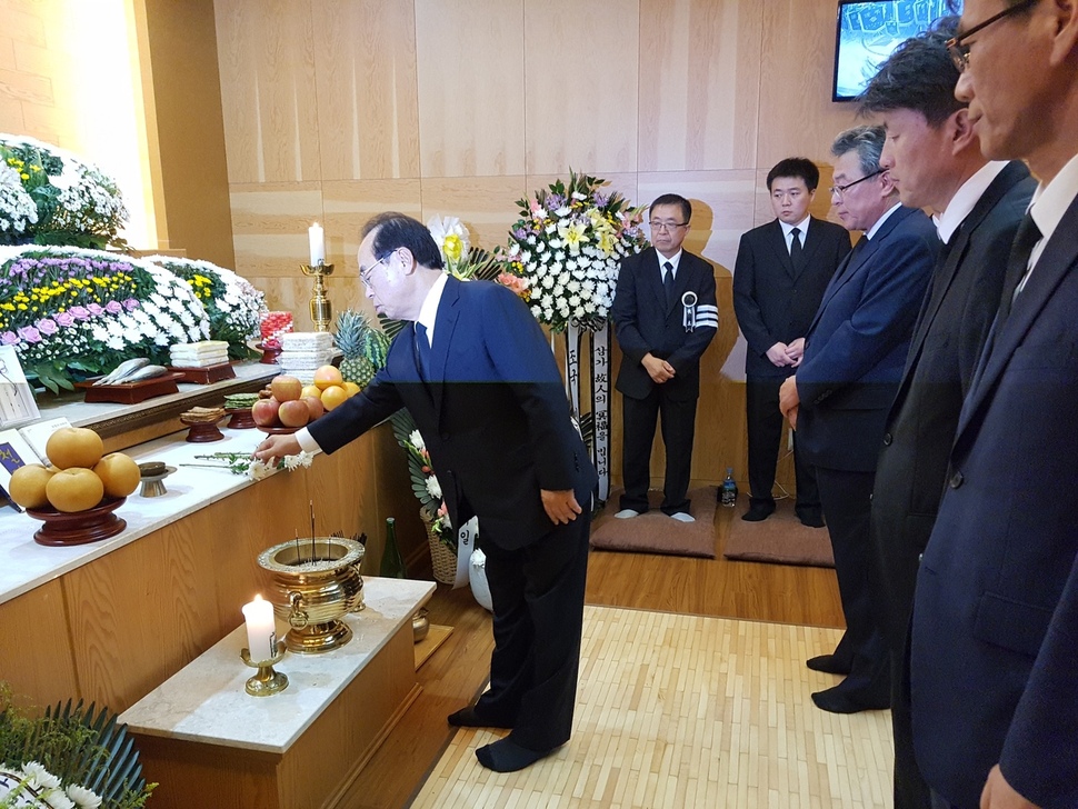 오거돈 부산시장이 박종철 열사의 아버지 박종기씨 빈소에 들러 헌화하고 있다.