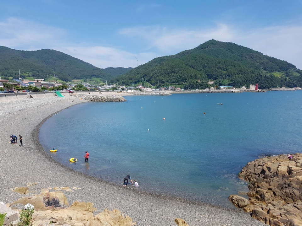 29일 전남 여수시 돌산읍 한 작은 해수욕장의 한적한 풍경. 독자 제공