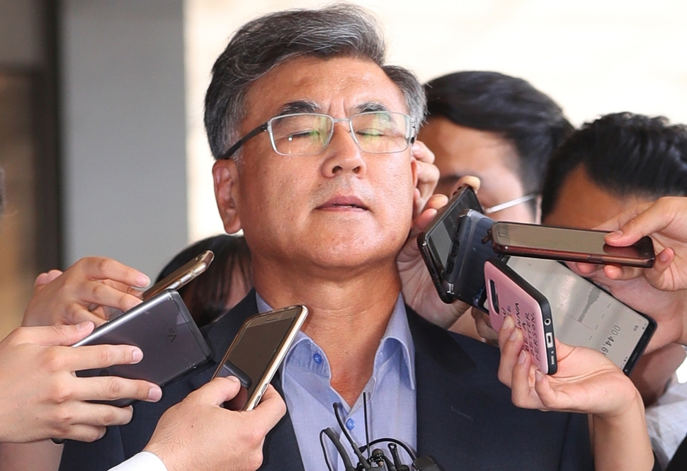 김학현 전 공정거래위원회 부위원장이 24일 오전 검찰 소환 조사에 응하기 위해 서울 서초구 서울중앙지검에 들어서고 있다. 사진 연합뉴스