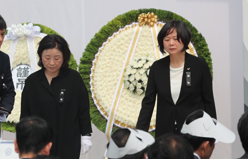 이정미 정의당 대표와 심상정 의원이 27일 오전 국회에서 열린 영결식장에서 헌화·분향한 뒤 걸어나오고 있다.강창광 기자 chang@hani.co.kr.