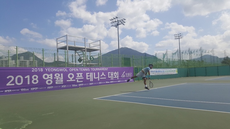 지난 29일 선심과 볼보이 없이 진행된 2018 영월오픈 남자단식 결승에서 건국대의 신산희가 세종시청의 남지성을 상대로 서브를 넣고 있다. 김경무 선임기자