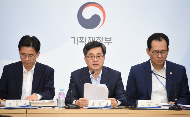 김동연 부총리 등 기재부 고위 관료들이 지난 26일 정부세종청사에서 ‘2018년 세법개정안’을 설명하고 있다. 기획재정부 제공.