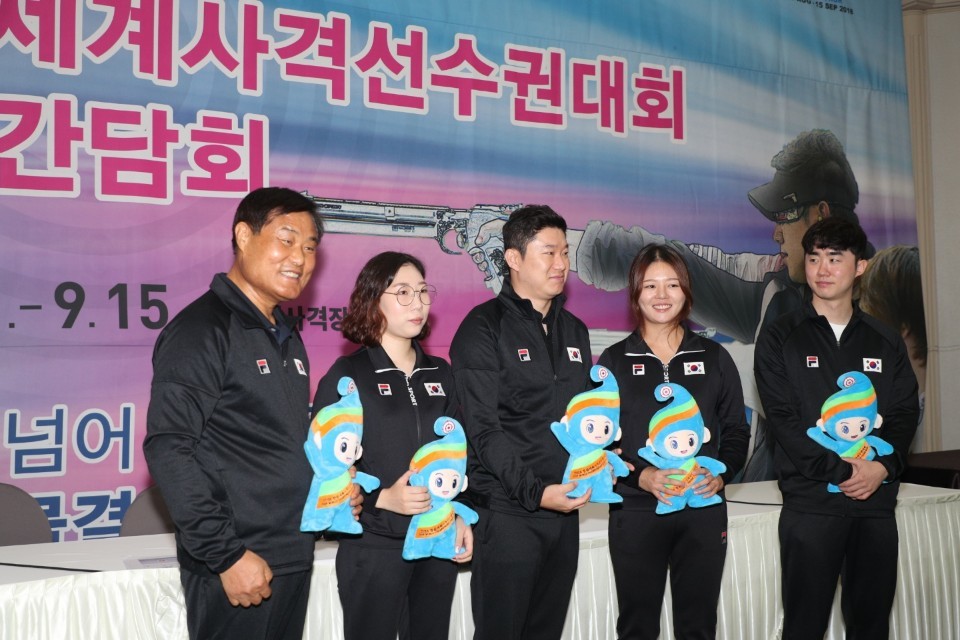   Yoon Deok-ha (left), coach and national team players, laughs brilliantly at a press conference at the Changwon World Shooting Championship in 2018 at the Seoul Press Center 30. 