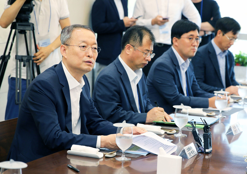 백운규 산업통상자원부 장관이 30일 경기도 평택 삼성전자 공장을 찾아 진교영 삼성전자 사장 등과 이야기를 나누고 있다. 산업부 제공.