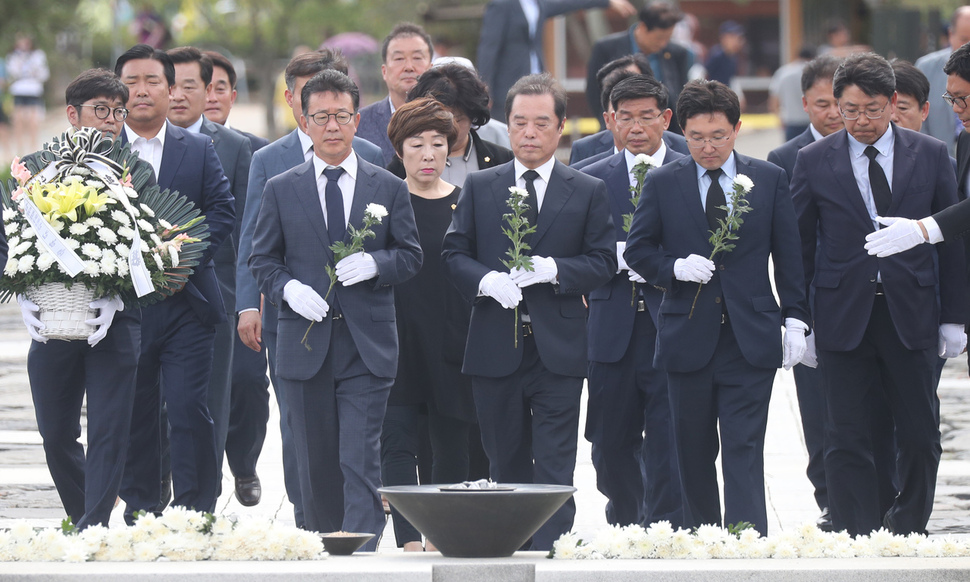 자유한국당 김병준 비상대책위원장이 30일 오후 경남 김해시 봉하마을을 찾아 노무현 전 대통령 묘역을 참배하고 있다. 연합뉴스