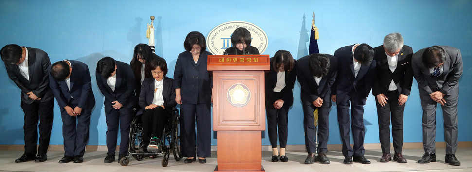 정의당 이정미 대표와 당직자들이 30일 오전 국회 정론관에서 정의당 고 노회찬 원내대표의 죽음에 애도의 뜻을 보내주신 국민께 고개 숙여 감사인사를 하고 있다. 김경호 선임기자 jijae@hani.co.kr
