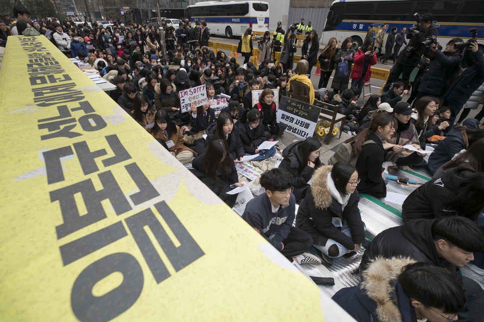 삼일절을 하루 앞둔 지난 2월28일 낮 서울 종로구 옛 일본대사관 앞에서 ‘제1324차 일본군성노예제 문제해결을 위한 정기 수요시위’가 열리고 있다. 김성광 기자 flysg2@hani.co.kr