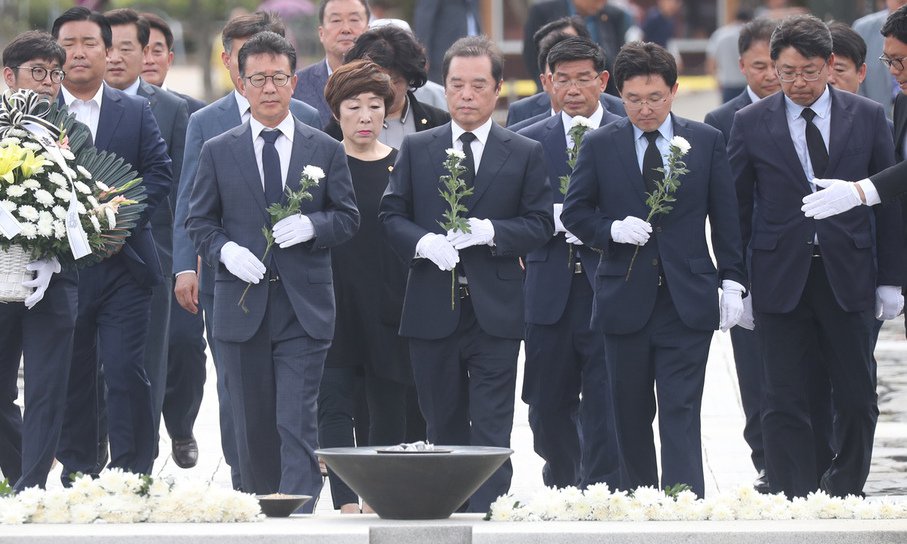 김병준, 봉하마을 참배…한국당내 불만 목소리 나와 