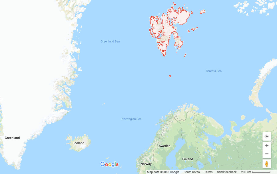 그린란드해와 바렌츠해 사이 위쪽의 붉은색으로 표시된 지역이 스발바르 제도. 구글 지도 갈무리.