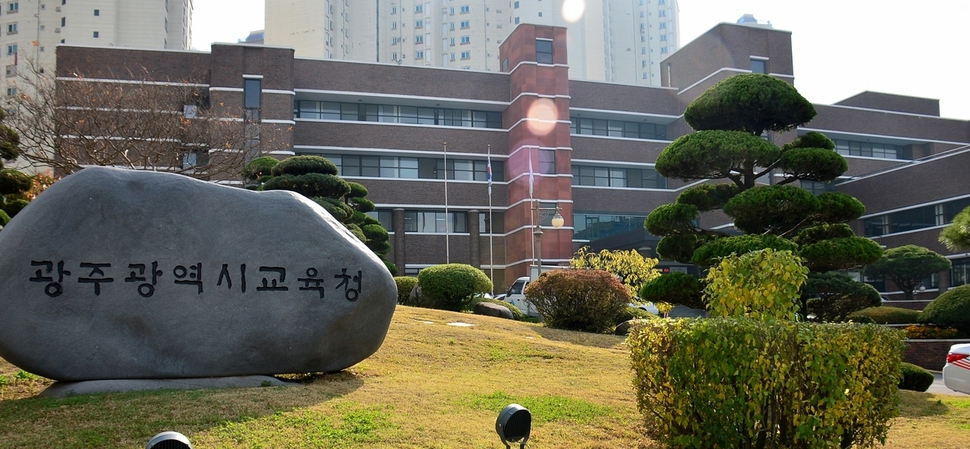 광주시교육청은 31일 성희롱 의혹을 받고 있는 광주 한 여고 교사 11명을 수업에서 배제했다.