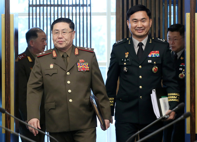 31일 오전 판문점 평화의집에서 열린 제9차 남북장성급회담에서 우리측 수석대표인 김도균 국방부 대북정책관(오른쪽)과 안익산 북측 수석대표가 함께 입장하고 있다. 남북장성급회담은 지난달 14일 판문점 북측 통일각에서 제8차 회담이 열린 이후 47일만이다. 사진공동취재단