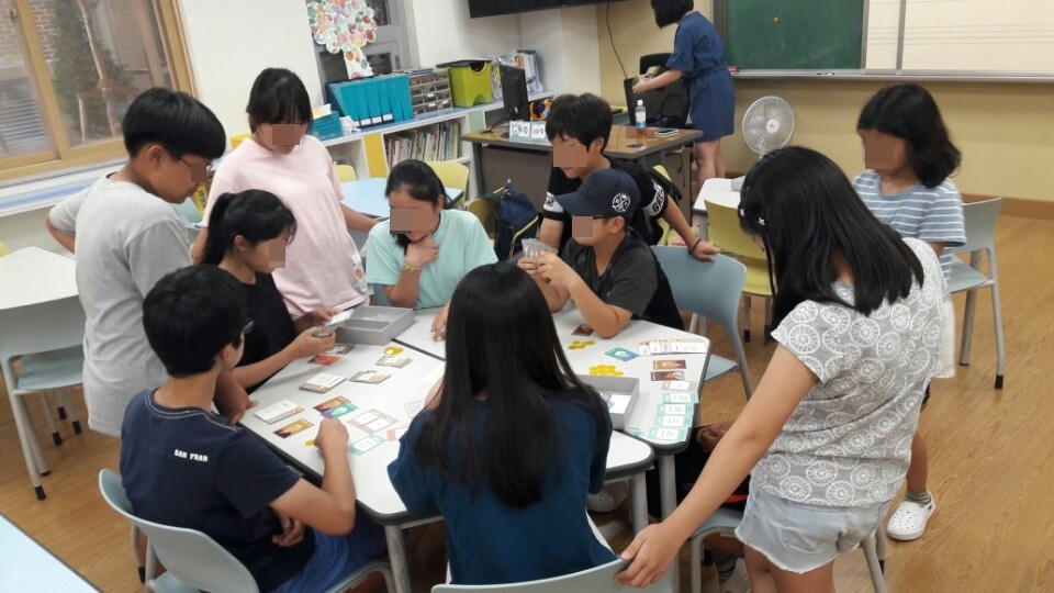 지난 18일 경기도의 한 초등학교에서 학생들이 의회정치 보드게임을 하고 있다. 칠리펀트 제공