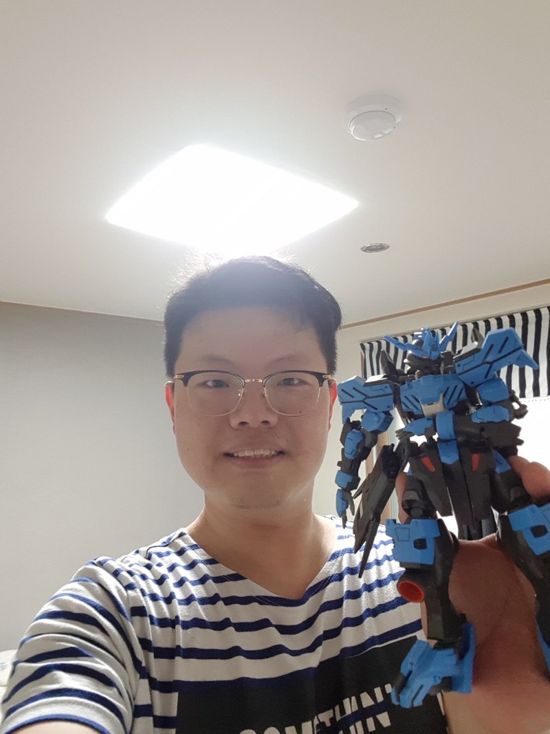직장인 채희석씨가 난생 처음으로 만들어 본 건담 프라모델을 들어보이고 있다. 효성 제공