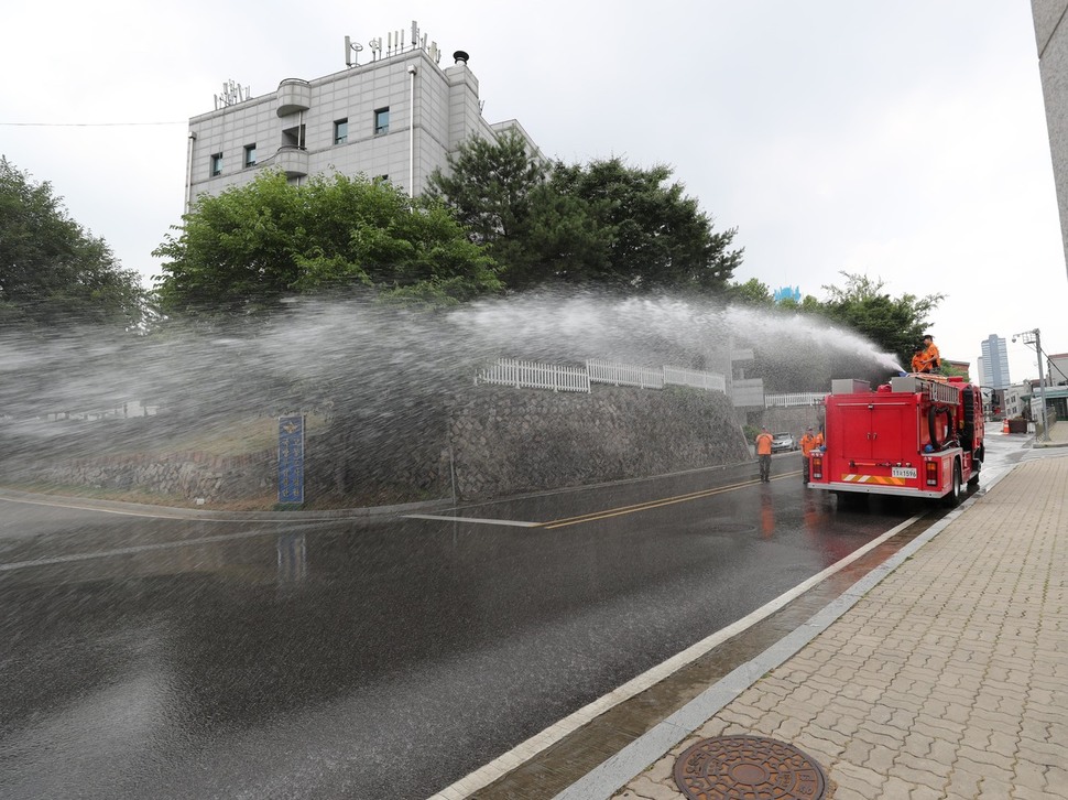 가마솥 더위가 이어진 26일 오후 서울 용산구 국방부 경내에서 군 소방차량이 더위를 식히기위해 물을 뿌리고 있다. 강창광 기자 chang@hani.co.kr.