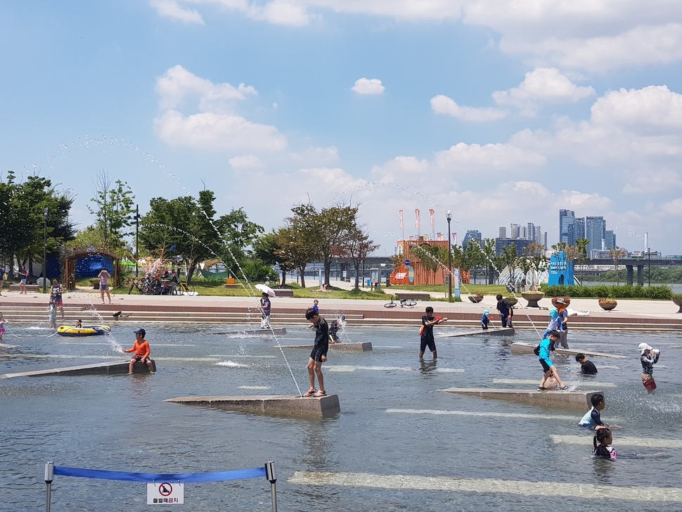 서울 여의도 한강시민공원 물빛광장에서 지난 31일 어린이들이 물놀이하고 있다.