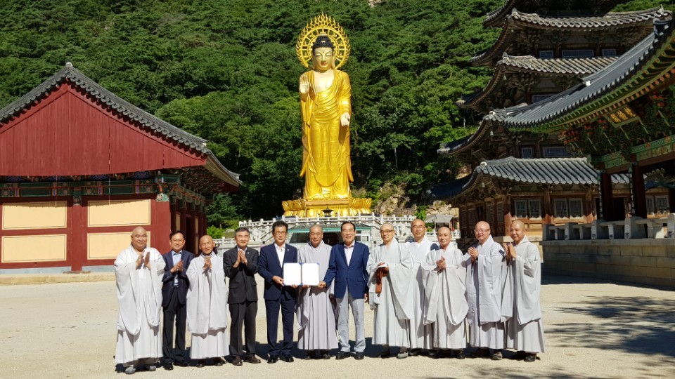 이시종 충북지사(왼쪽 다섯째)와 법주사 주지 정도 스님(왼쪽 여섯째) 등이 1일 오전 법주사에서 관광 협약을 한 뒤 축하하고 있다. 청남대 관리사무소 제공