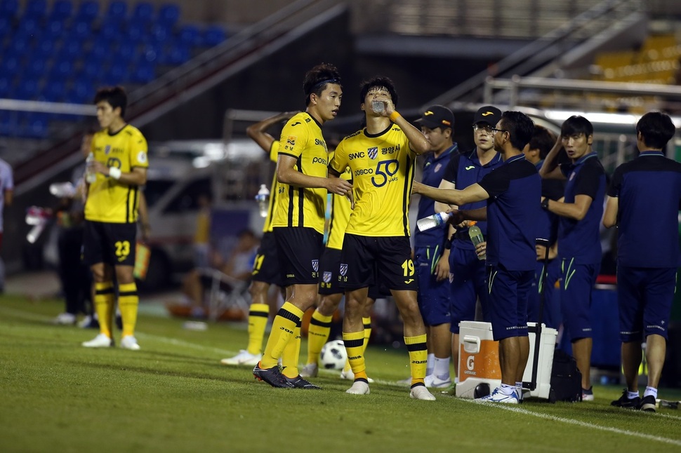 7월14일 광양축구전용구장에서 열린 K리그1 전남과 상주의 경기에서 선수들이 쿨링 브레이크 시간을 이용해 물을 마시고 있다. 한국프로축구연맹 제공