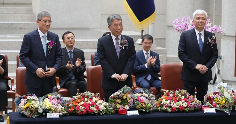 고영한·김창석·김신 대법관이 1일 오전 서울 서초동 대법원에서 열린 퇴임식에서 인사하고 있다. 박종식 기자 anaki@hani.co.kr