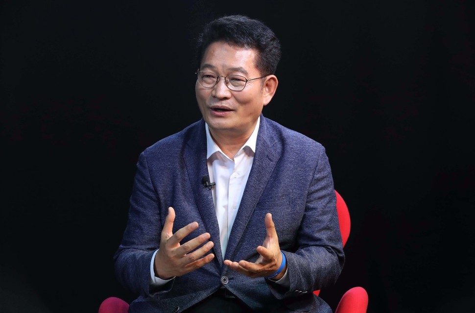 더불어민주당 당대표 후보인 송영길 의원이 1일 오전 서울 마포 한겨레신문사 스튜디오에서 인터뷰를 하고 있다. 박종식 기자 anaki@hani.co.kr
