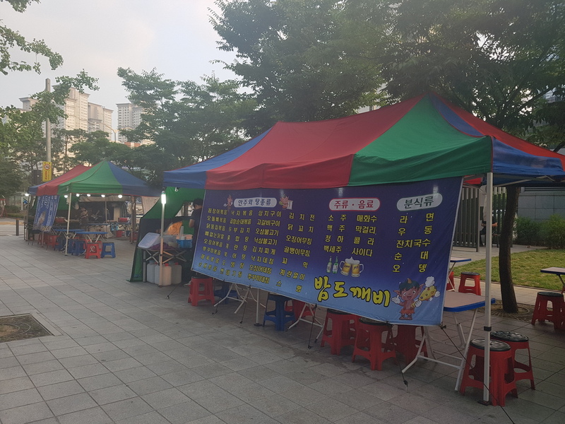 지난달 26일 서울 여의도 한국거래소 앞 길 포장마차엔 밤늦게까지 손님을 찾아보기 어려웠다. 권지담 기자 gonji@hani.co.kr