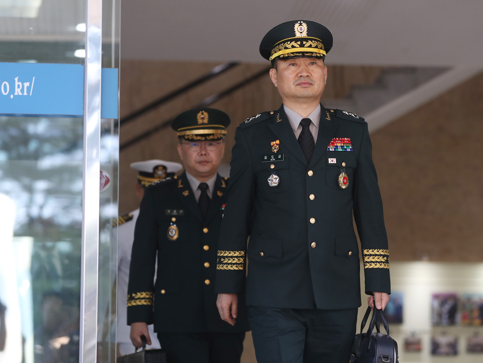 남북장성급회담 우리측 수석대표인 김도균 국방부 대북정책관(맨 앞) 등이 31일 판문점에서 열리는 제9차 회담을 위해 종로구 남북회담본부를 출발하고 있다. 연합뉴스