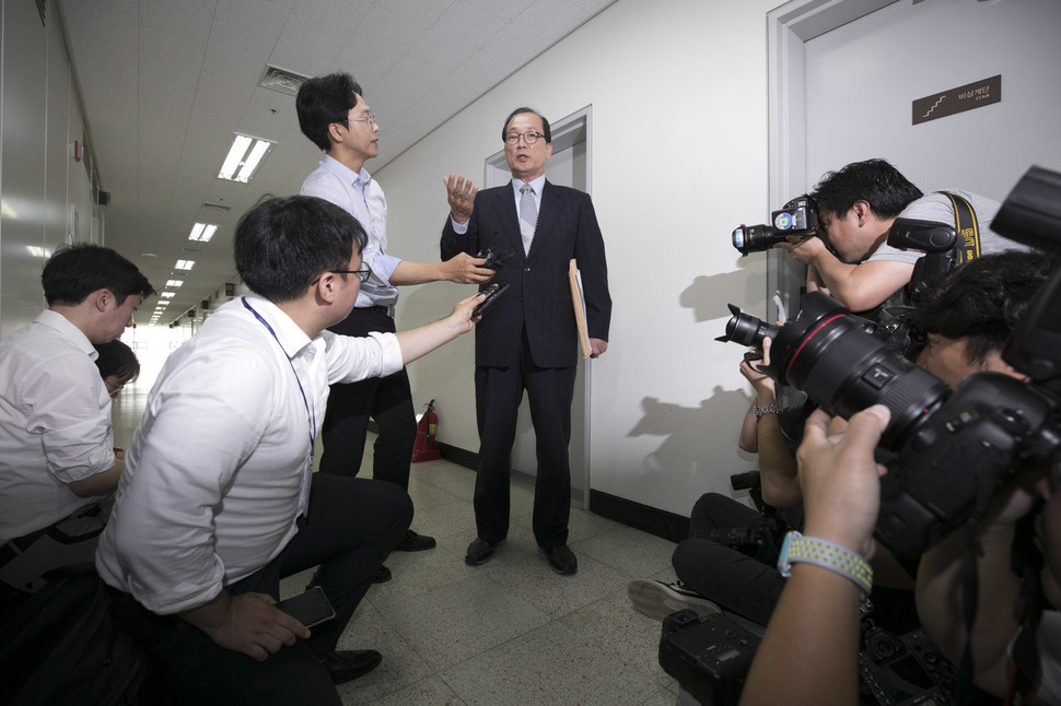 장영달 위원장 국군기무사령부 개혁위원회 위원장이 2일 오전 서울 용산구 국방컨벤션센터에서 열린 제15차 전체회의에 앞서 취재진의 질문에 답하고 있다. 김성광 기자 flysg2@hani.co.kr