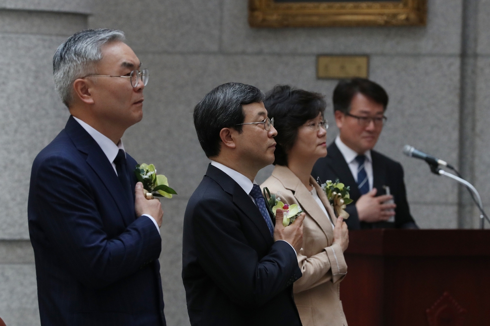 김선수(왼쪽부터), 이동원, 노정희 신임 대법관이 2일 오전 서울 서초구 대법원에서 열린 취임식에서 국기에 대한 경례를 하고 있다. 백소아 기자 thanks@hani.co.kr