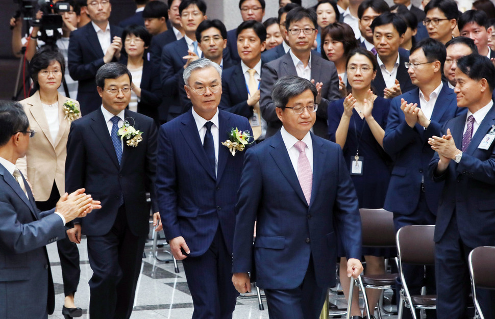 노정희(왼쪽부터), 이동원, 김선수 신임 대법관이 2일 오전 대법원에서 열린 취임식에서 김명수 대법원장과 함께 입장하고 있다. 연합뉴스