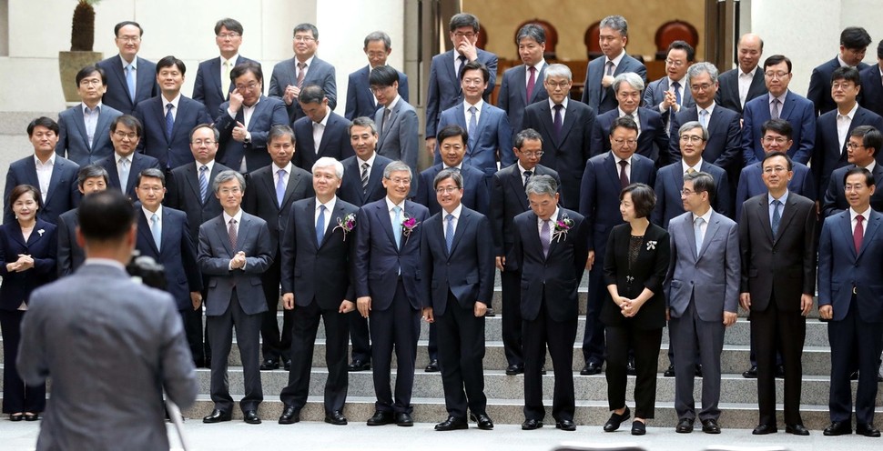 전날인 1일 오전 서울 서초동 대법원에서 열린 고영한·김창석·김신 대법관 퇴임식에서 참석자들이 기념사진을 찍고 있다. 박종식 기자 anaki@hani.co.kr