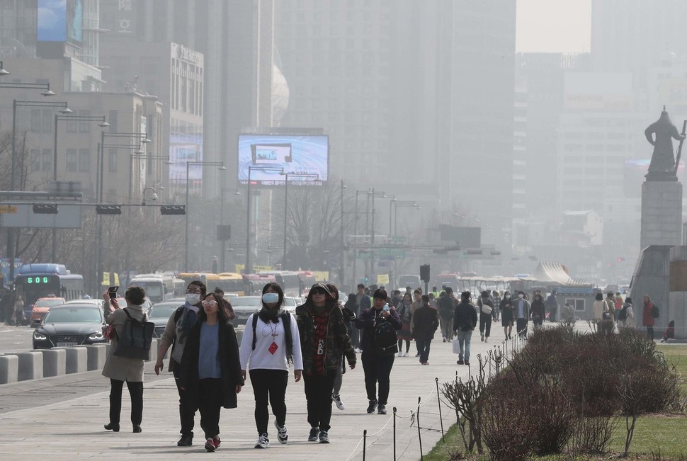 미세먼지 노출을 피하기 위해 마스크를 쓰고 서울 도심을 걷는 외국인 관광객들. 미세먼지의 원인이 되는 대기오염물질의 사업장 배출허용기준이 2020년부터 평균 30% 강화된다. 백소아 기자 thanks@hani.co.kr