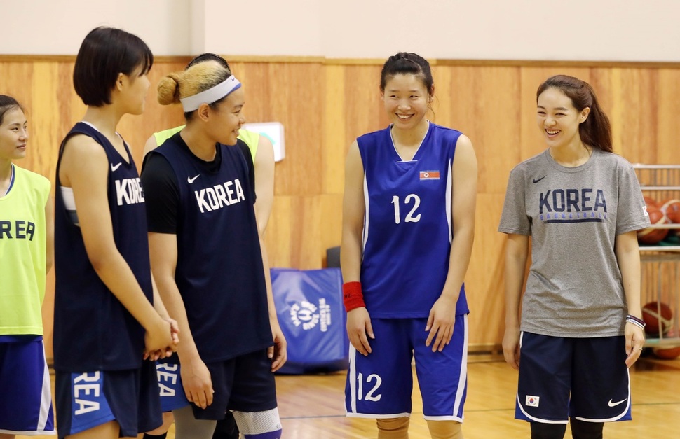 2일 오전 충북 진천선수촌에서 열린 2018 자카르타-팔렘방 아시안게임 여자농구 남북 단일팀 미디어데이 행사에서 북쪽 로숙영(12번)이 남쪽 선수들과 대화하고 있다. 진천/사진공동취재단