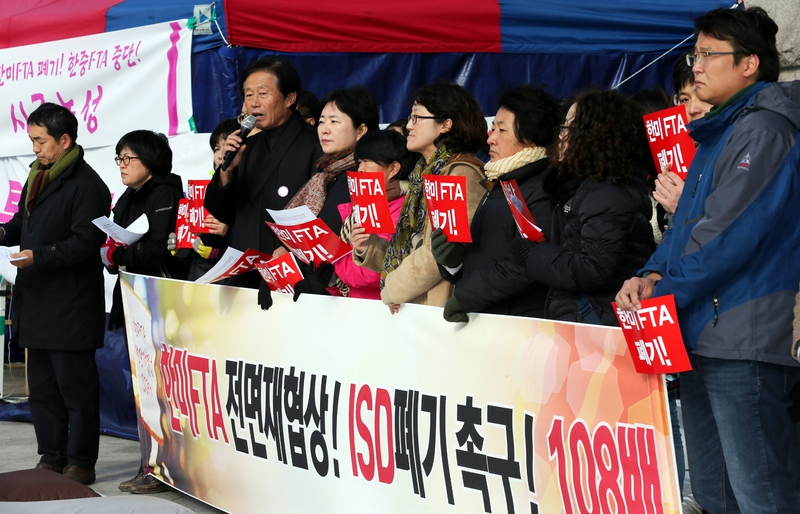 한-미 FTA 저지 범국민운동본부와 농민연대 관계자들이 서울시청 앞에서 한-미 FTA 전면 재협상 및 ISD 폐기를 요구하는 100인 108배를 하고 있다. 류우종기자 wjryu@hani.co.kr