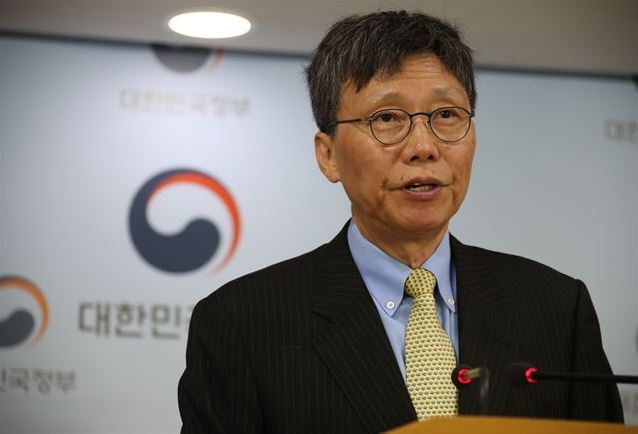 지난 3월 서울 광화문 정부서울청사에서 브리핑 중인 이병훈 고용노동행정개혁위원장. 연합뉴스