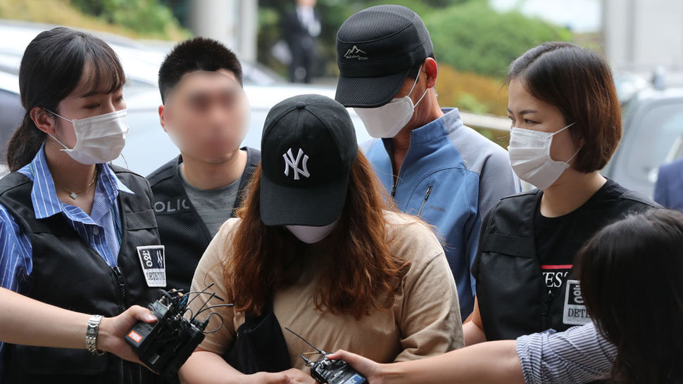 지난달 17일 경기도 동두천의 한 어린이집에서 4살 어린이를 통학 차량에 7시간 가량 방치해 숨지게 한 혐의를 받는 어린이집 교사가 2일 검찰에 송치됐다. 연합뉴스