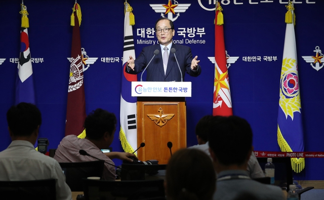 장영달 국방부 기무사 개혁위원장이 2일 오후 기무사개혁위원회 전체회의를 마치고 서울 용산구 국방부 브리핑룸에서 개혁위에서 모인 의견을 설명하고 있다. 박종식 기자 anaki@hani.co.kr