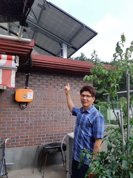 폭염이 계속된 2일 오후 서울 광진구 중곡동 이동주씨가 지난달 주택 옥상에 설치한 태양광 미니발전소가 생산한 전력량을 확인하고 있다.